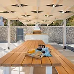 In Rhodes With Infinity Pool Villa *